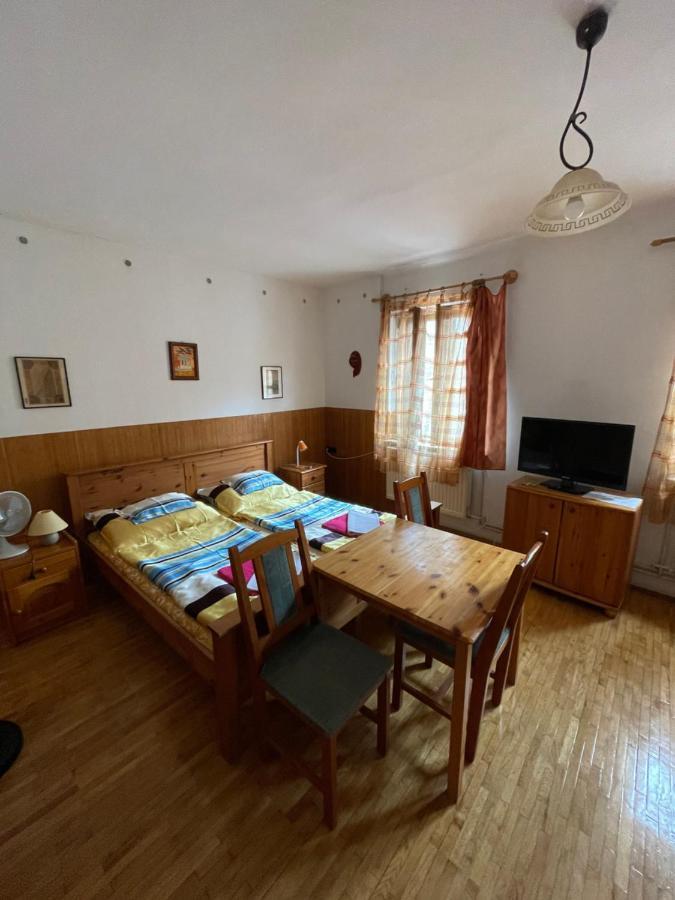 Katalinkert Panzio Bed & Breakfast เยอร์ ภายนอก รูปภาพ