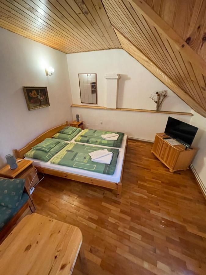 Katalinkert Panzio Bed & Breakfast เยอร์ ภายนอก รูปภาพ