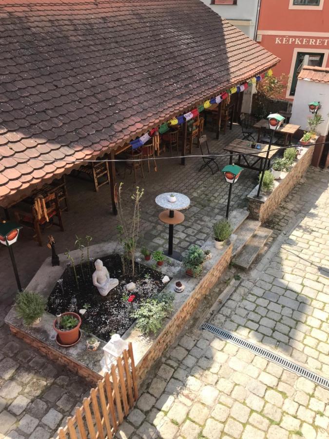 Katalinkert Panzio Bed & Breakfast เยอร์ ภายนอก รูปภาพ