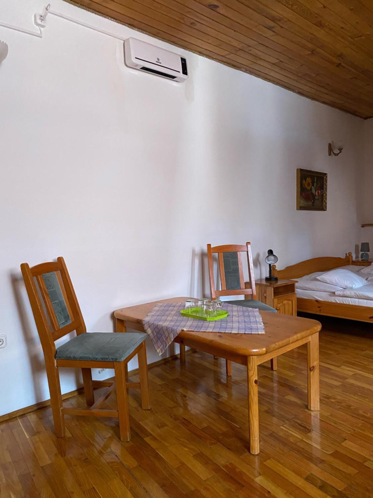Katalinkert Panzio Bed & Breakfast เยอร์ ภายนอก รูปภาพ