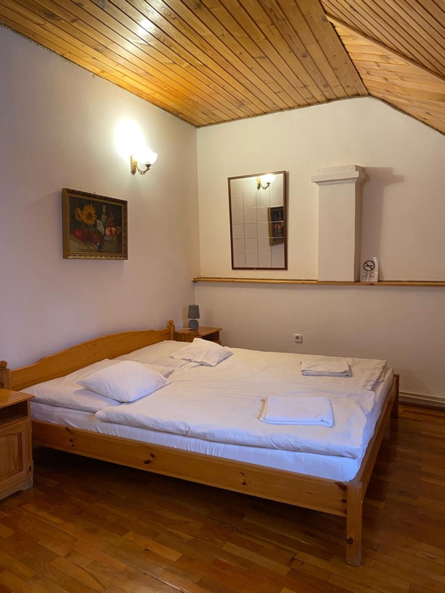 Katalinkert Panzio Bed & Breakfast เยอร์ ภายนอก รูปภาพ