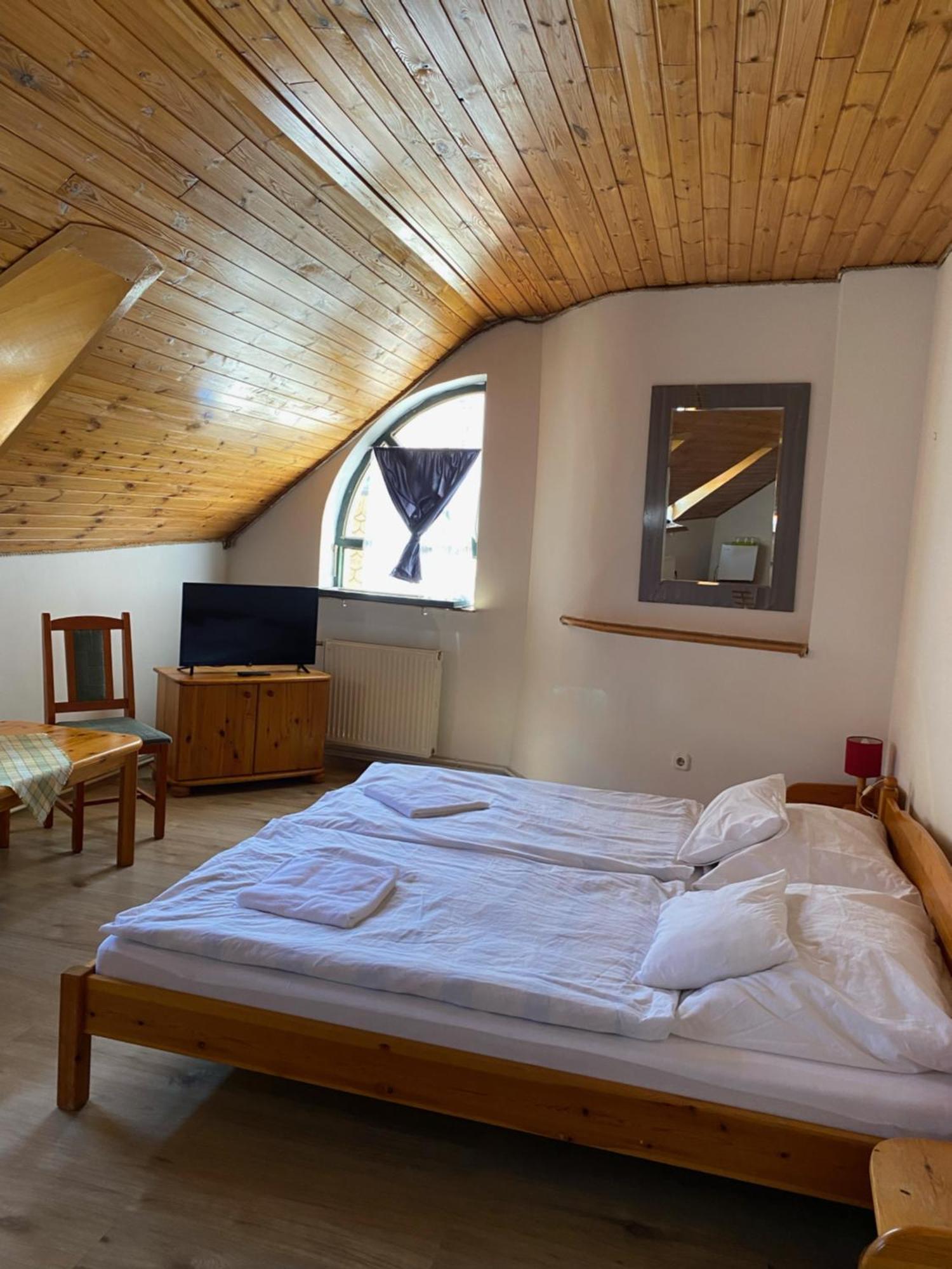 Katalinkert Panzio Bed & Breakfast เยอร์ ภายนอก รูปภาพ