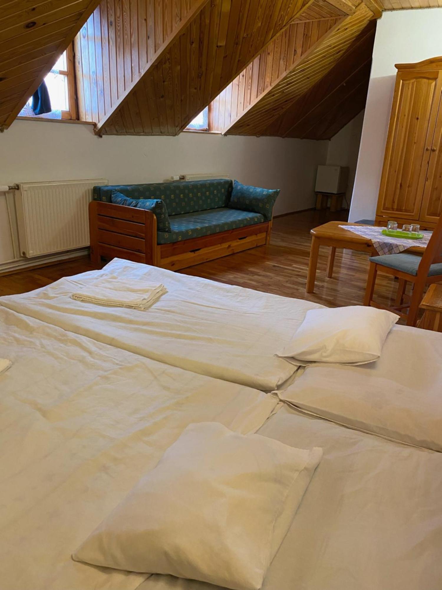 Katalinkert Panzio Bed & Breakfast เยอร์ ภายนอก รูปภาพ