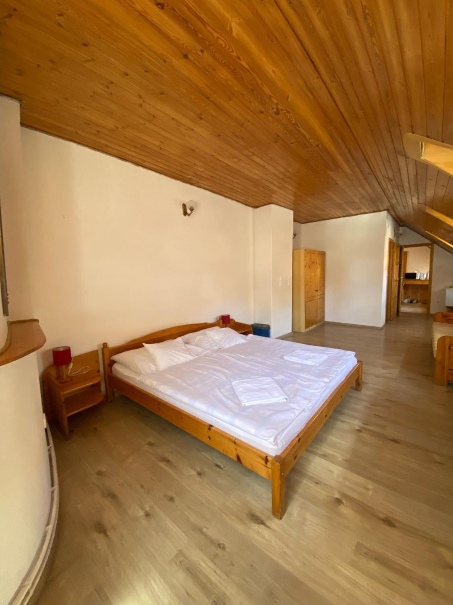 Katalinkert Panzio Bed & Breakfast เยอร์ ภายนอก รูปภาพ