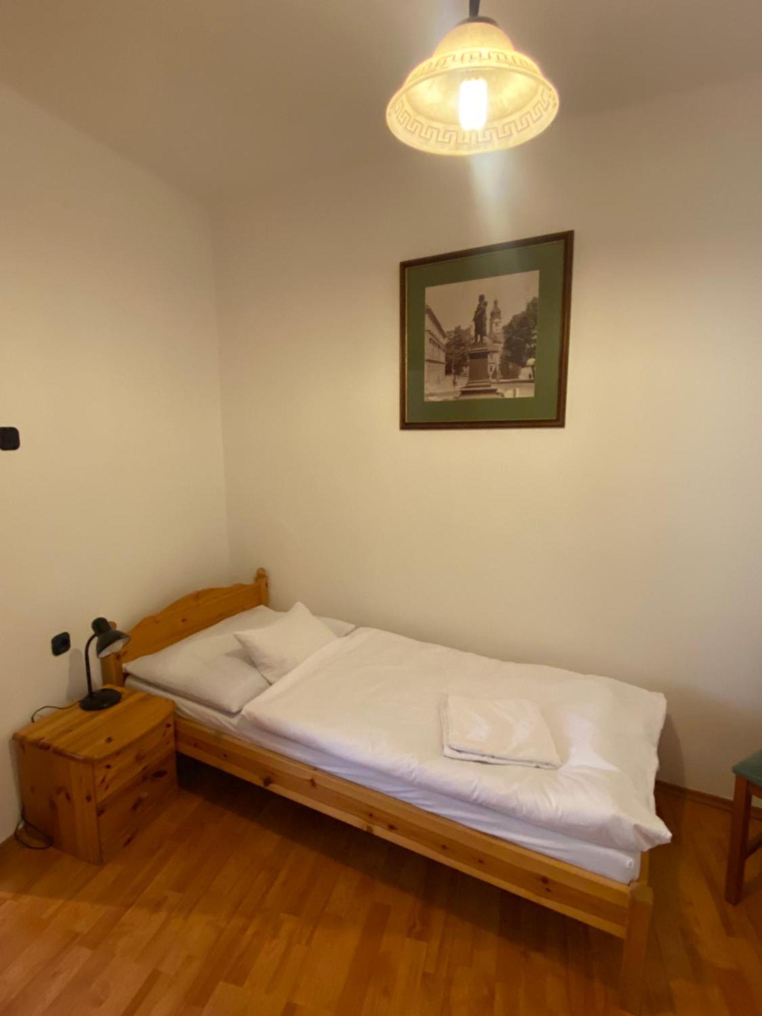Katalinkert Panzio Bed & Breakfast เยอร์ ภายนอก รูปภาพ