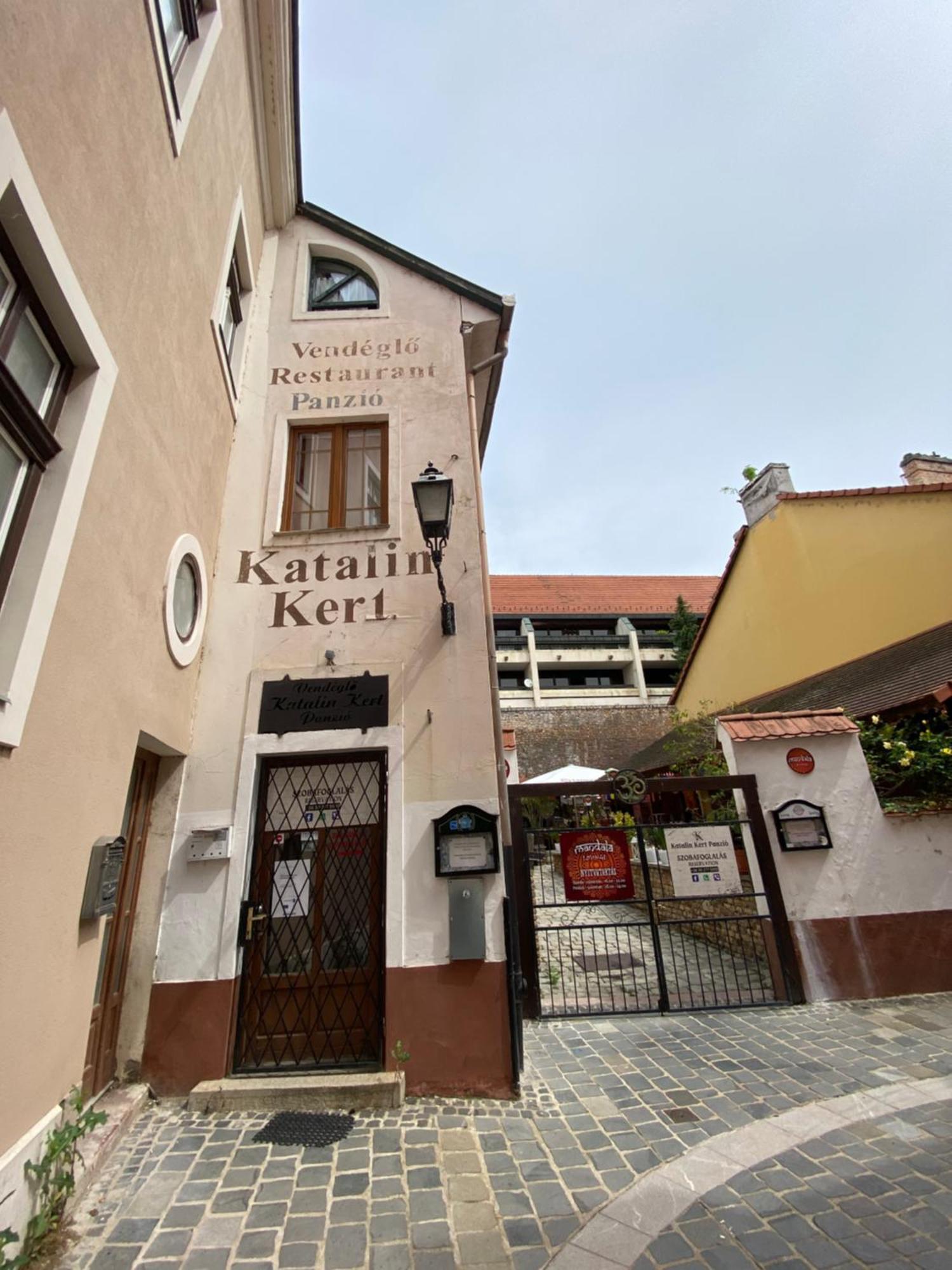 Katalinkert Panzio Bed & Breakfast เยอร์ ภายนอก รูปภาพ