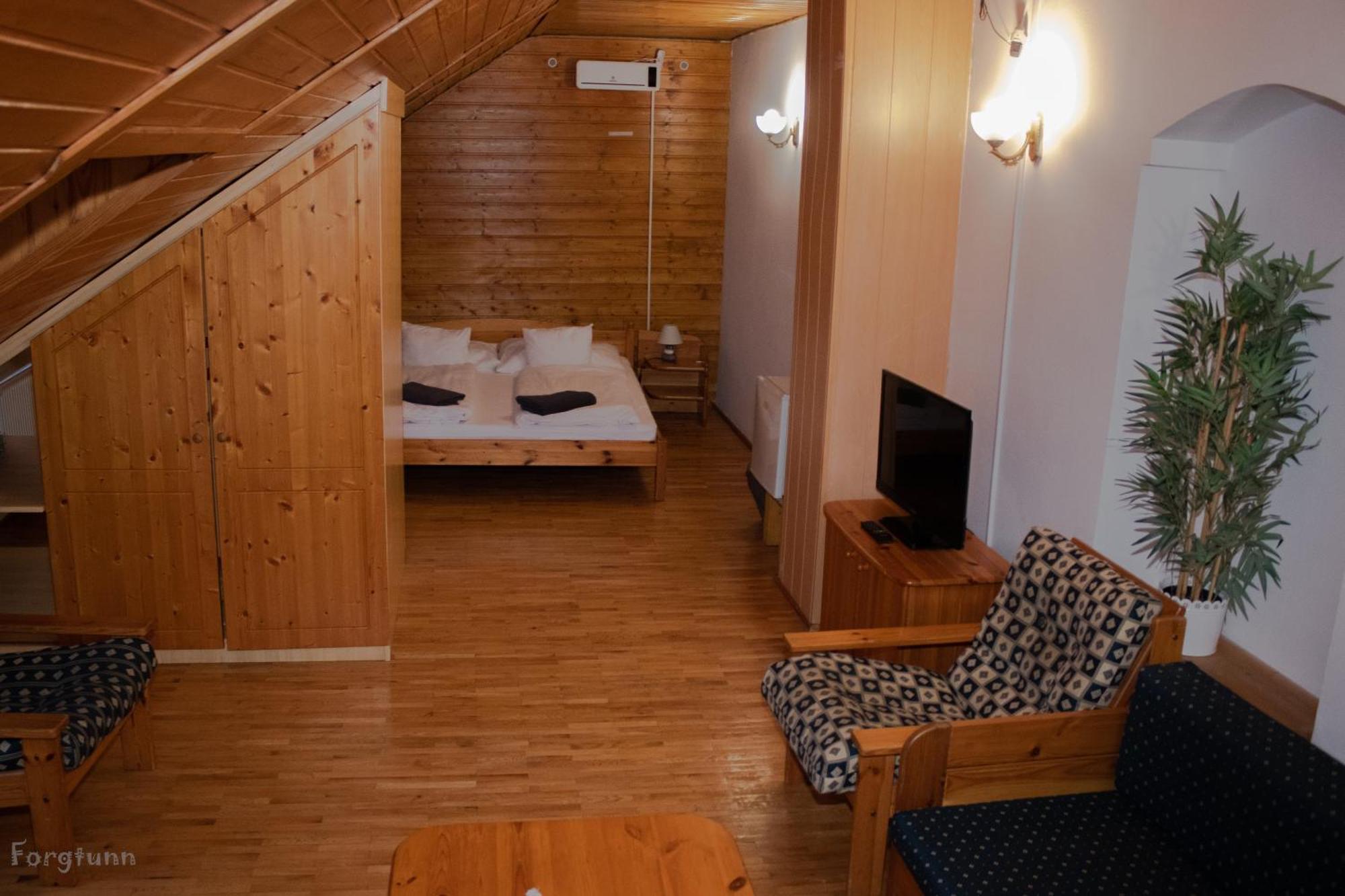 Katalinkert Panzio Bed & Breakfast เยอร์ ภายนอก รูปภาพ
